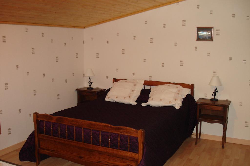 La Croix De Bois Bed & Breakfast Jayat Room photo